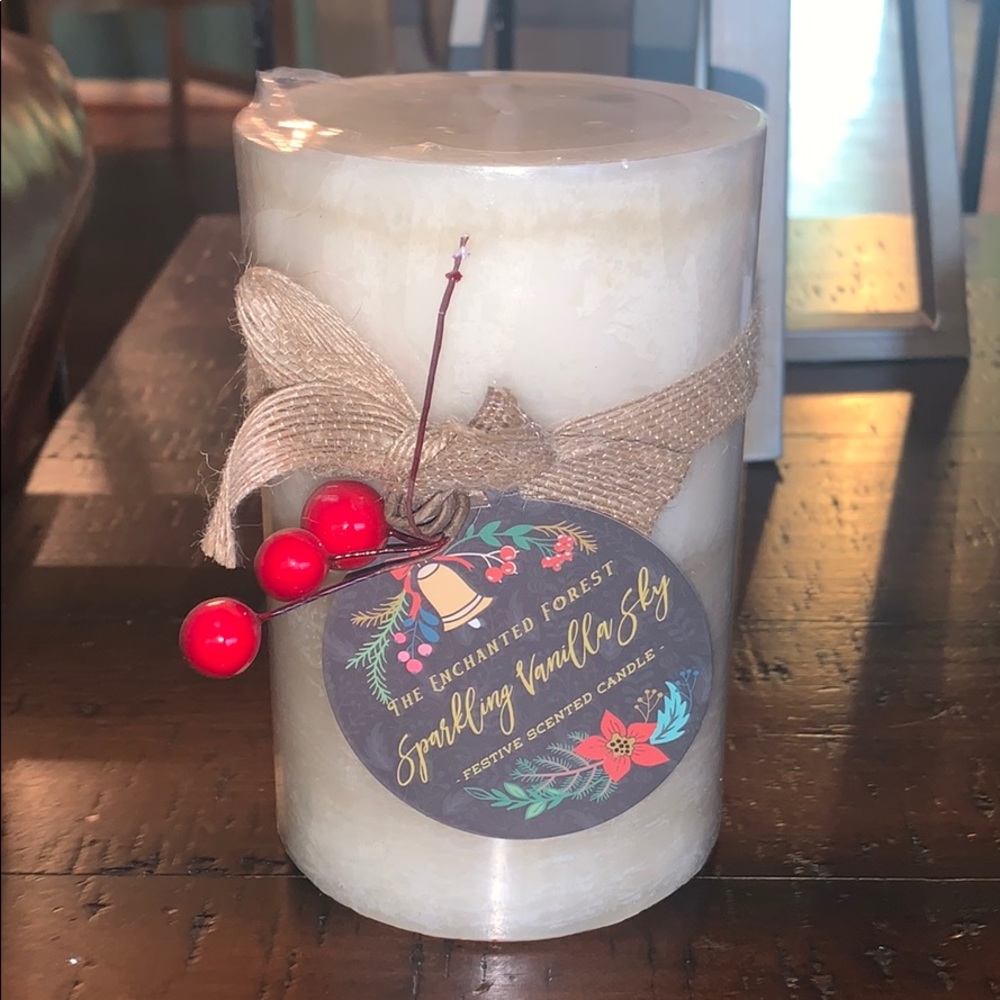 Sparkling Vanilla Sky festive scented candle.